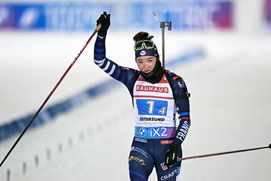 Lou Jeanmonnot hatte schon die Single-Mixed-Staffel gewonnen, jetzt gab es den ersten individuellen Sieg (Bild: Anders Wiklund/TT News Agency/AFP)