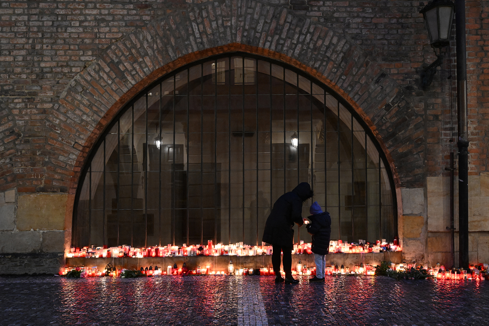 Kerzen im Gedenken an die Opfer des Attentats an der Karlsuniversität von Prag (Bild: Michal Cizek/AFP)