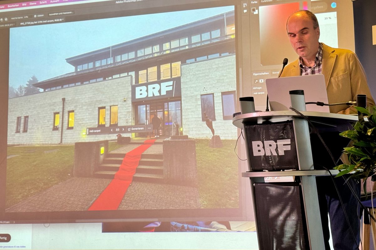 Per Bildbearbeitungs-KI legt David Röthler einen roten Teppich vor den BRF (Bild: Alain Kniebs/BRF)