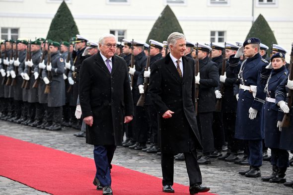 Bundespräsident Frank-Walter Steinmeier und König Philippe während des Empfangs am Schloss Bellevue (Bild: Tobias Schwarz/AFP)