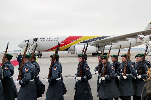 Am Flughafen Brandenburg wurde das Königspaar mit 21 Kanonenschüssen begrüßt (Bild: Manuel Zimmermann/BRF)