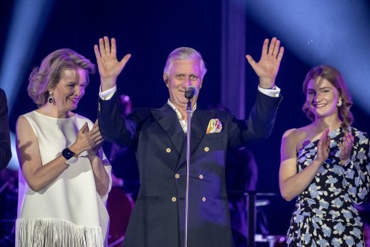 Königin Mathilde, König Philippe und Prinzessin Elisabeth beim Fest zum zehnjährigen Thronjubiläum des Königs (Bild: Nicolas Maeterlinck/Belga)