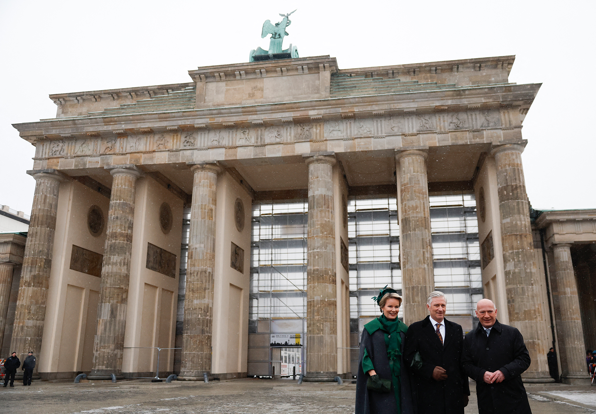 Das Königspaar zusammen mit dem Berliner Bürgermeister Kai Wegner vor dem Brandenburger Tor (Bild: Odd Andersen/AFP)