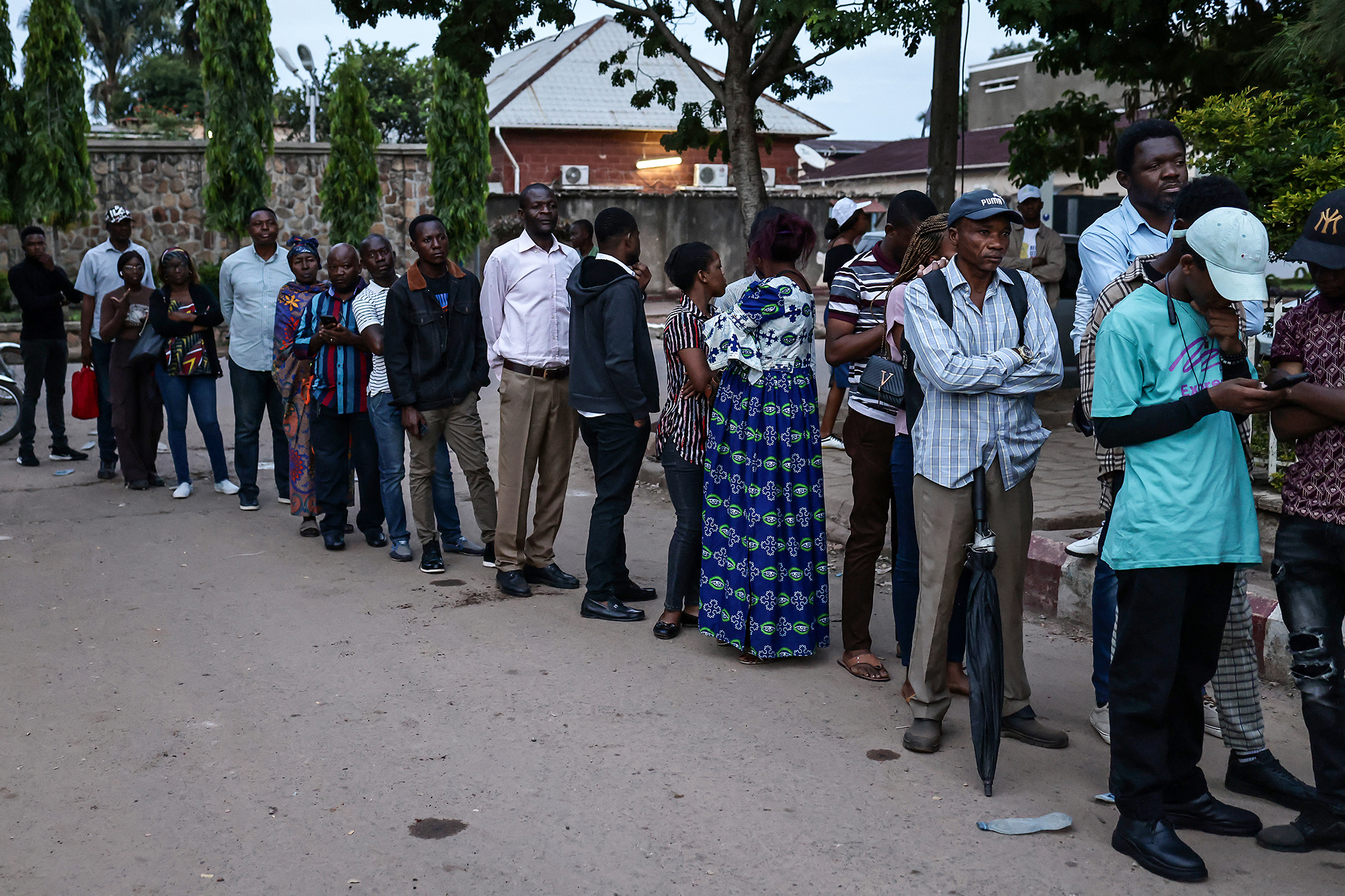 Schlange vor einem Wahlbüro in Lubumbashi (Bild: Patrick Meinhardt/AFP)
