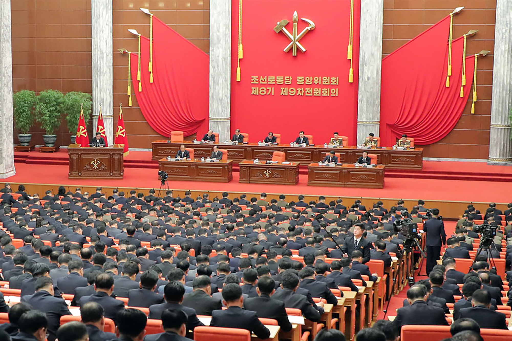 Jahresendsitzung des Zentralkomitees der Arbeiterpartei in Pjöngjang (Bild: KCNA via KNS/AFP)