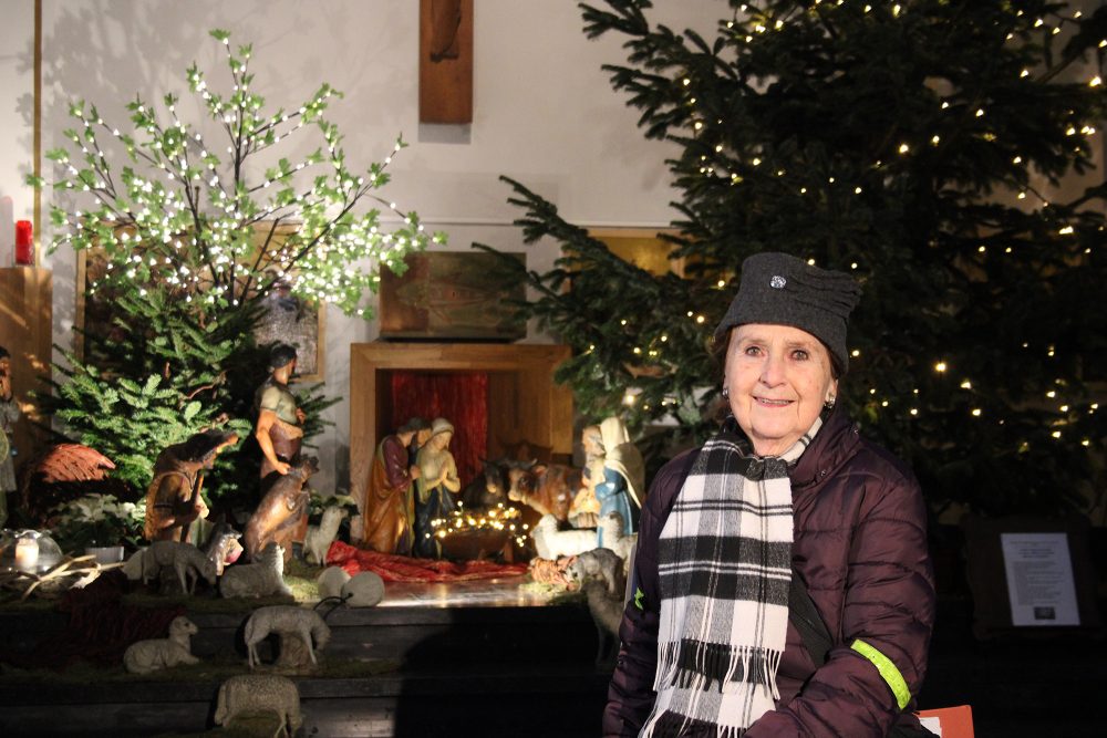 Renate Wünsche vor der Krippe in der Eupener Bergkapelle (Bild: Lindsay Ahn/BRF)