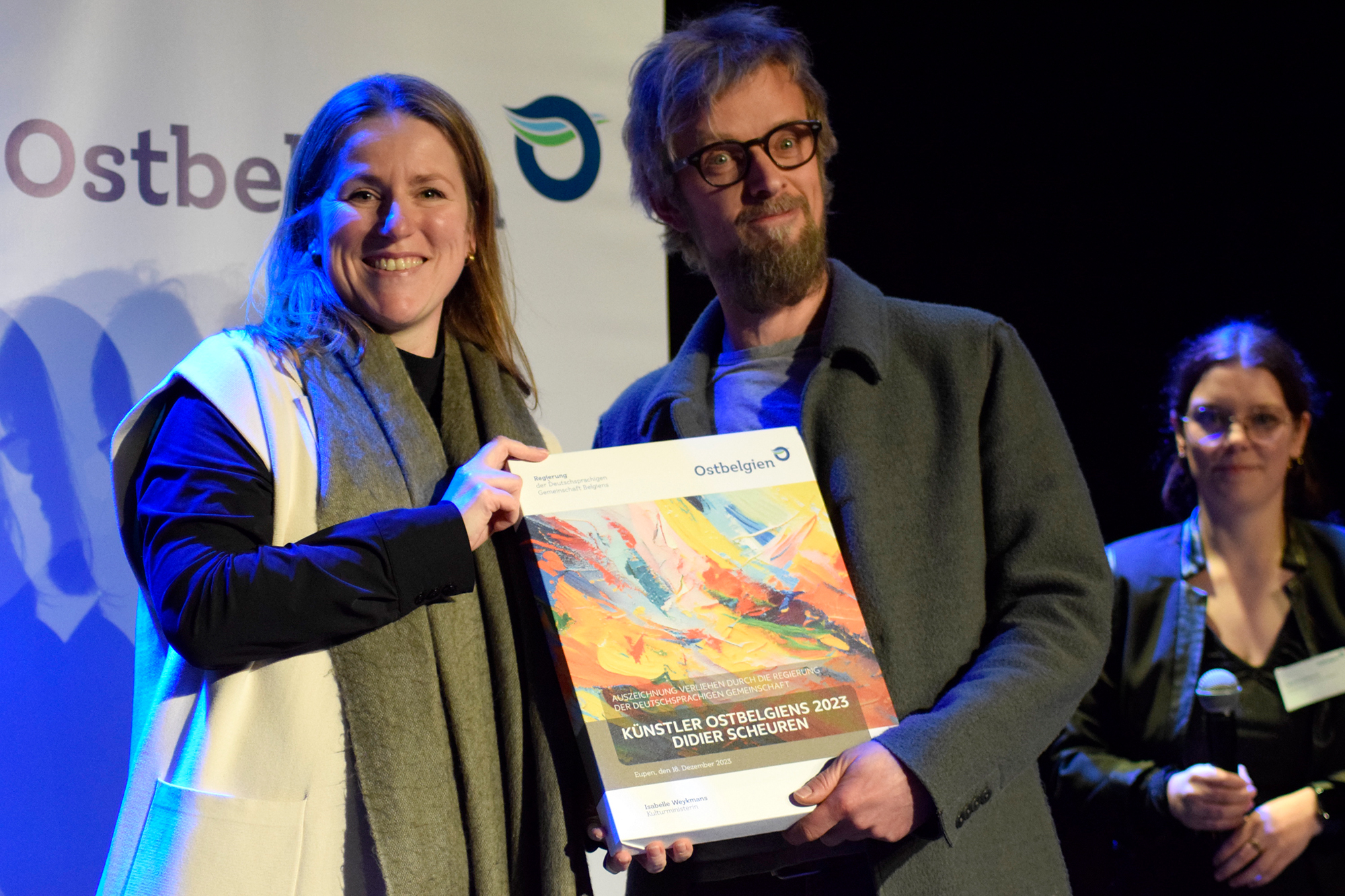 Kulturministerin Isabelle Weykmans hat Didier Scheuren die Auszeichnung überreicht (Bild: Stephan Pesch/BRF)