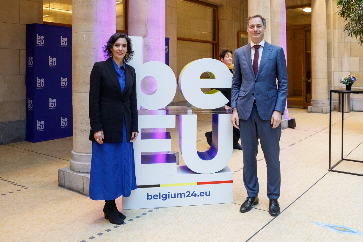 Außenministerin Lahbib und Premierminister De Croo bei der Vorstellung der Agenda für die EU-Ratspräsidentschaft im Dezember