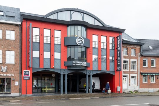 Das Gebäude des Eupen Plaza von außen