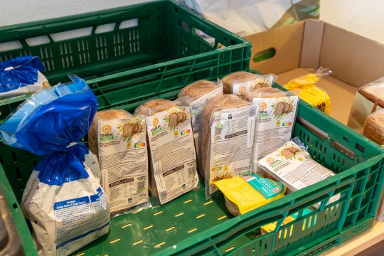 Kisten mit Nahrungsmitteln in der Lebensmittelbank Eupen