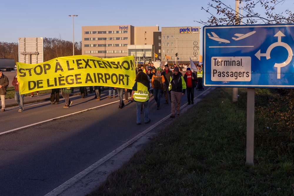 Klima-Demo am Liège Airport (Bild: Nicolas Maeterlinck/Belga)