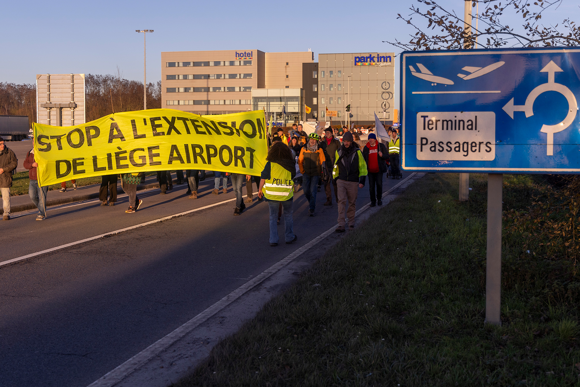 Klima-Demo am Liège Airport (Bild: Nicolas Maeterlinck/Belga)