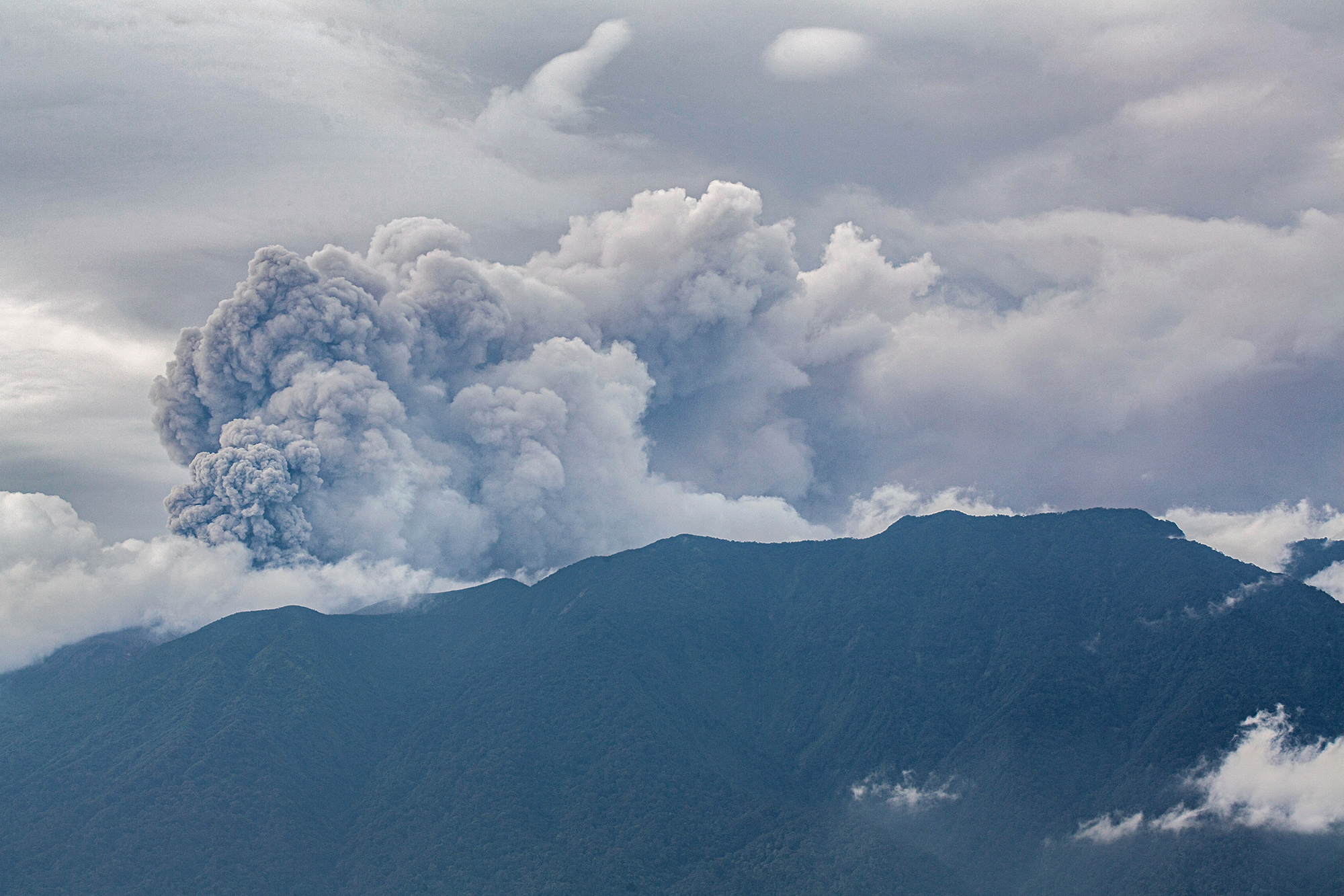 Der Vulkan Marapi spuckt während eines Ausbruchs Vulkanasche aus, gesehen von Tanah Datar in West-Sumatra (Bild: Adi Prima/AFP)