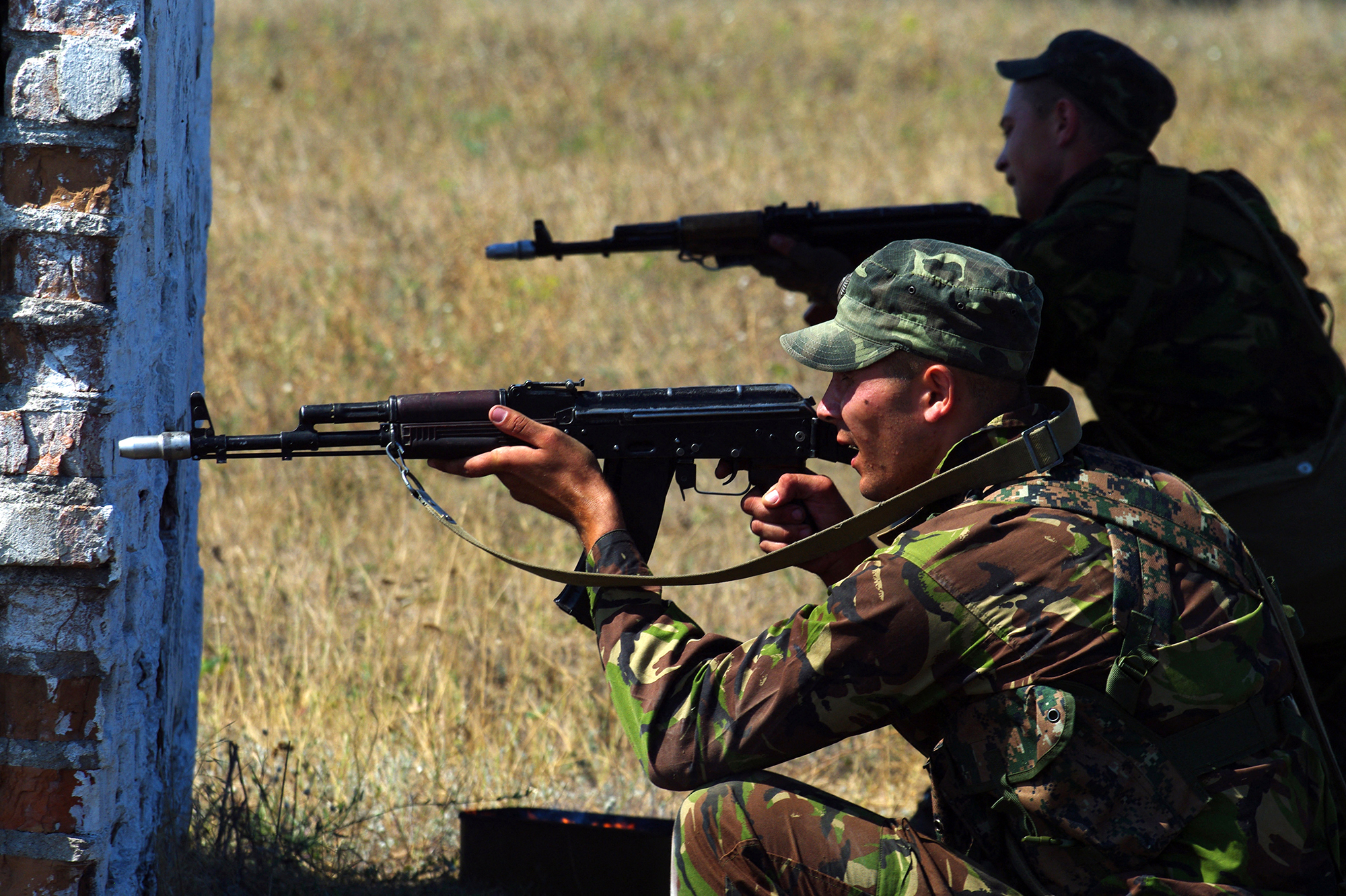 Soldaten mit Maschinengewehren (Illustrationsbild: Alexey Kravtsov/AFP)