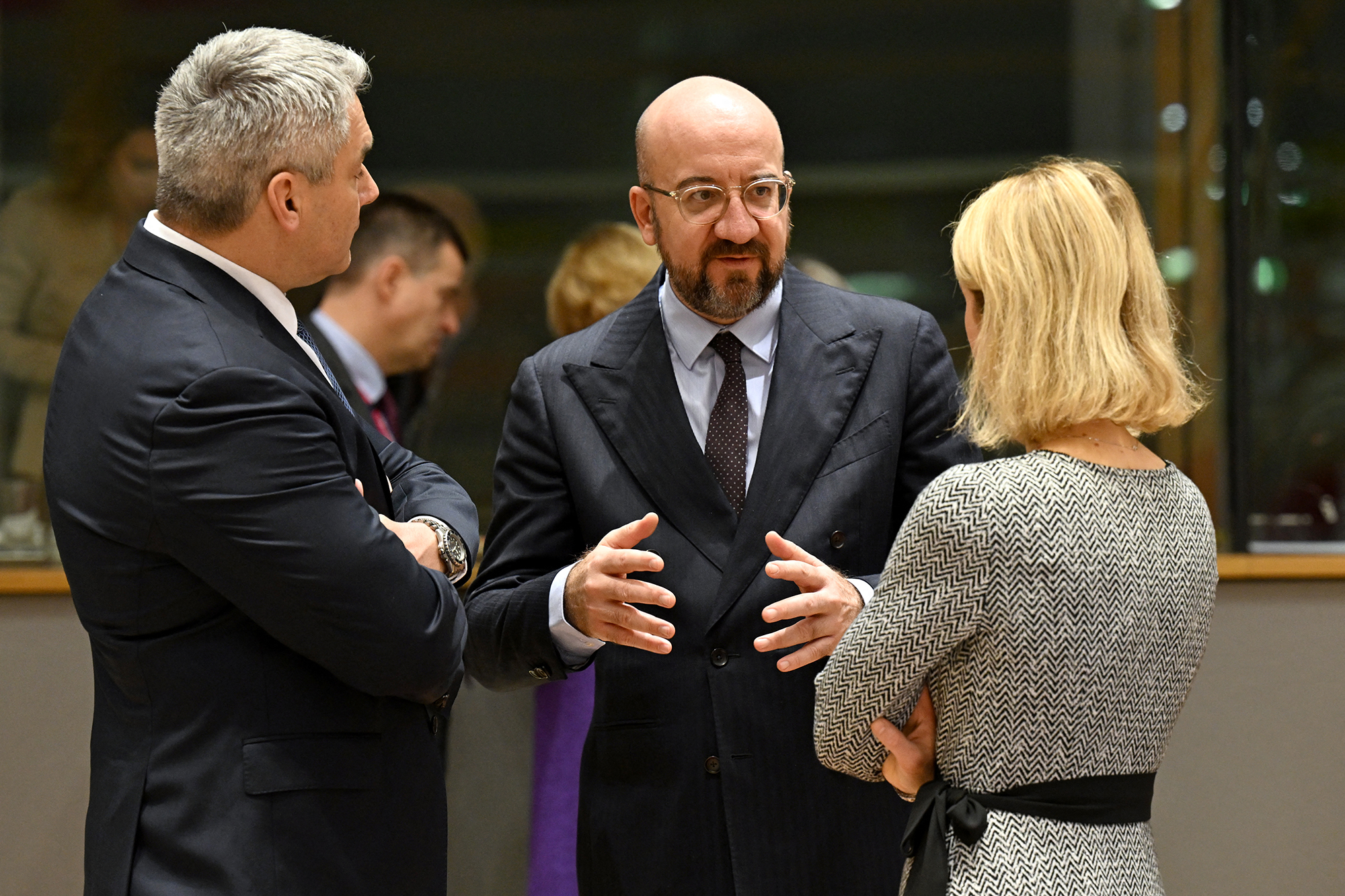 EU-Ratspräsident Charles Michel mit Karl Nehammer (Österreich) und Kaja Kallas (Estland) am Donnerstag in Brüssel (Bild: Miguel Medina/AFP)
