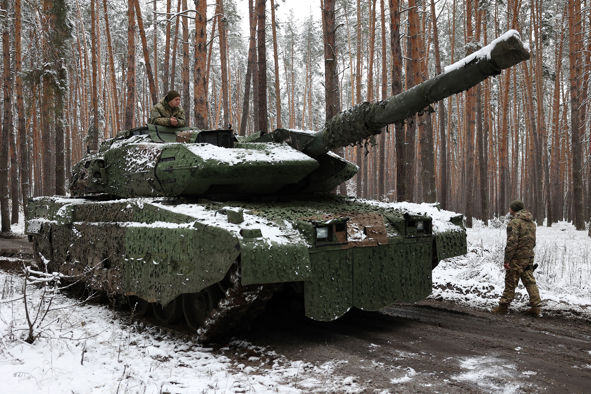 Ukrainischer Soldat in einem Kampfpanzer vom Typ Leopard 2A5 in der Nähe der Frontlinie in der Region Donezk (Bild: Anatolii Stepanov/AFP)