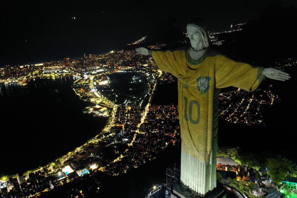 Christus-Statue mit Pelé-Trikot