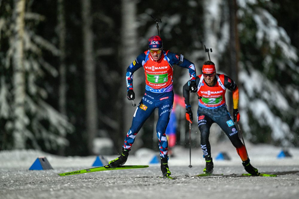 Tarjei Boe und Philipp Nawrath am 30.11. in Östersund (Bild: Pontus Lundahl/TT News/aFP)