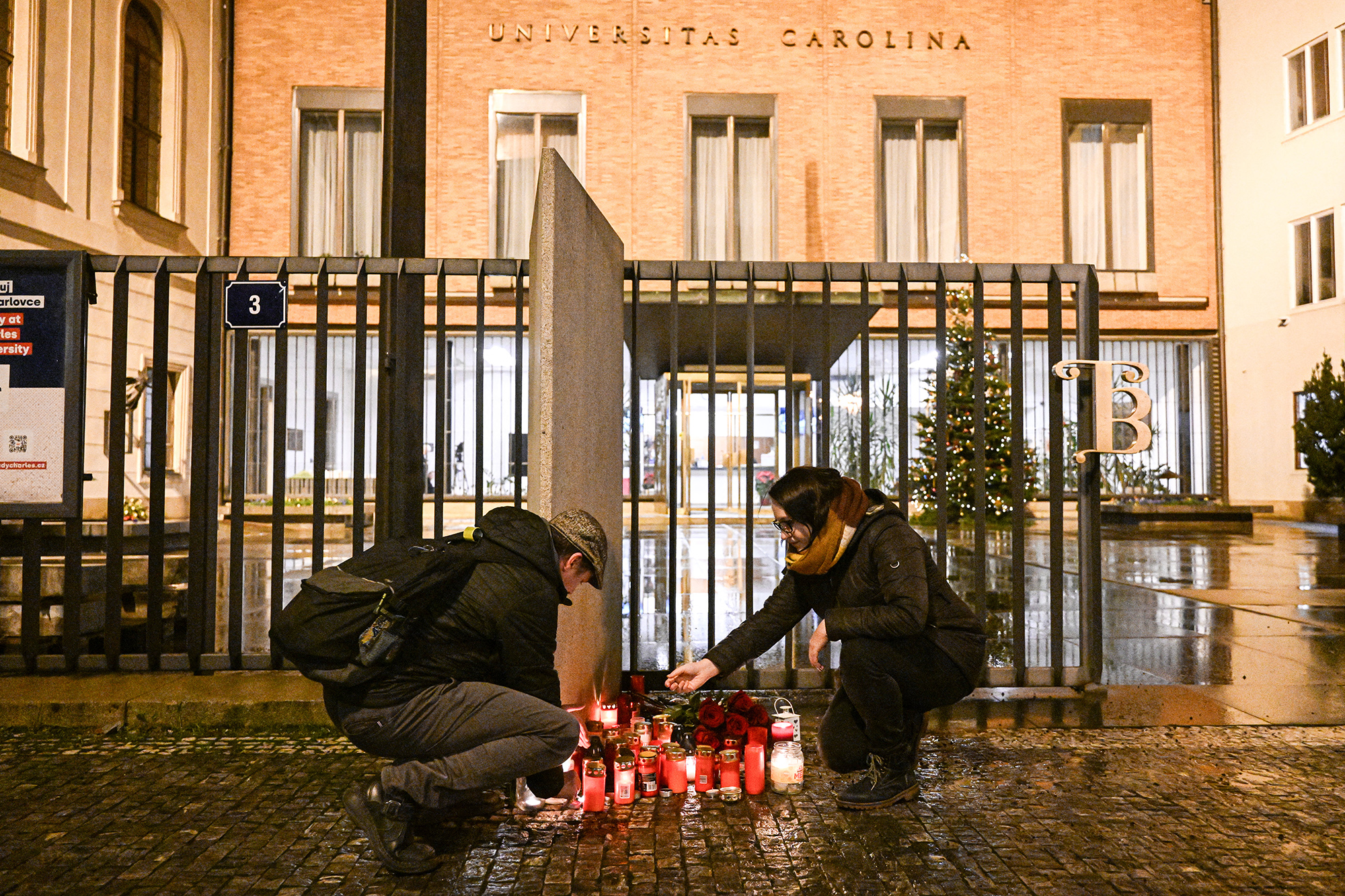 Kerzen und Blumen vor dem Universitätsgebäude (Bild: Michal Cizek/AFP)