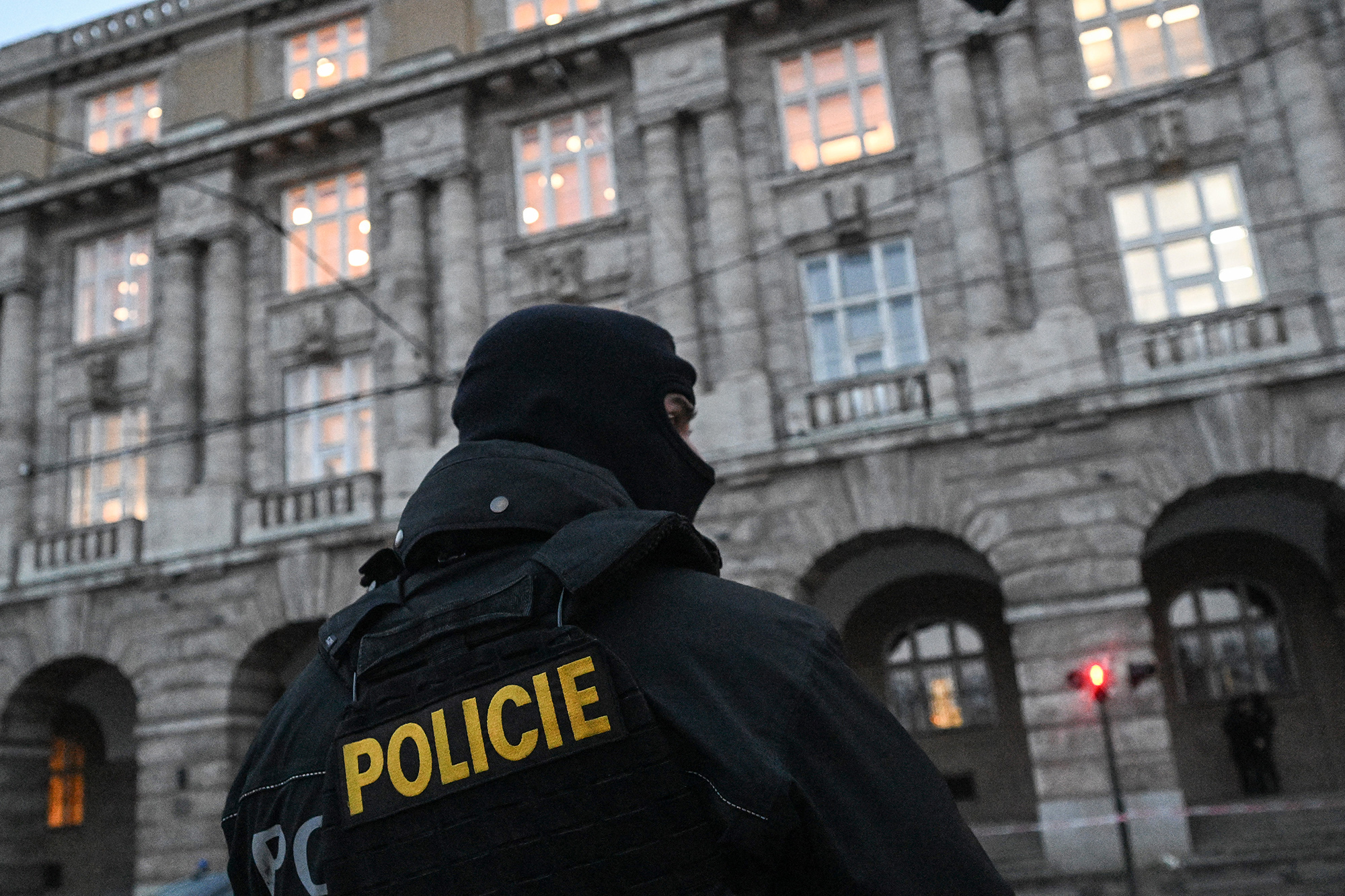 Polizist vor dem Universitätsgebäude in Prag (Bild: Michal Cizek/AFP)