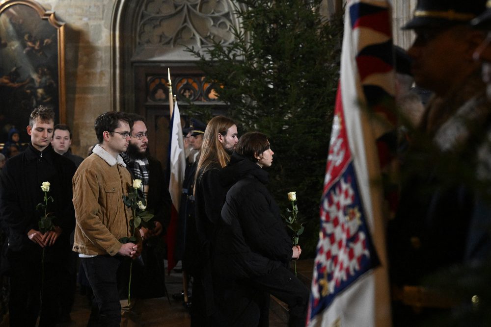 Gedenkfeier in Prag - Studenten mit weißer Rose (Bild: Michal Cizek/AFP)