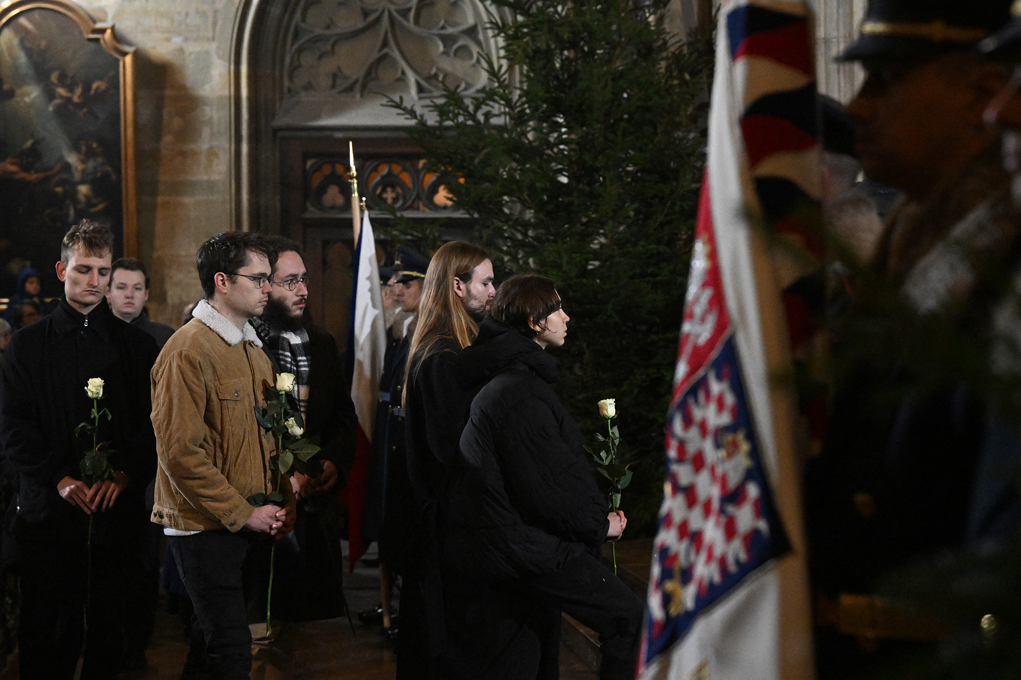 Gedenkfeier in Prag - Studenten mit weißer Rose (Bild: Michal Cizek/AFP)