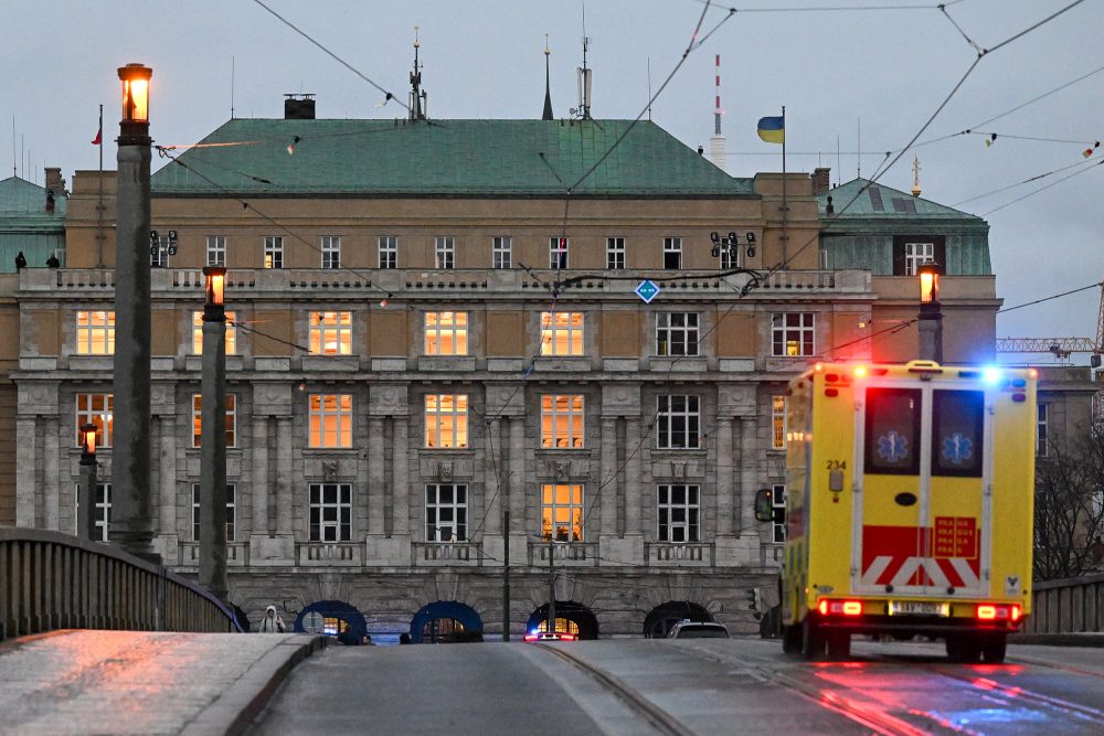 Feuerwehrwagen auf Brücke vor der Karls-Universität (Bild: Michal Cizak/AFP)