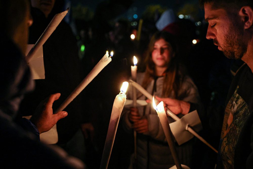 Protestaktion für die Freilassung der israelischen Geiseln vor dem Parlament in Jerusalem am Dienstag (Bild: Ahmad Gharabli/AFP)