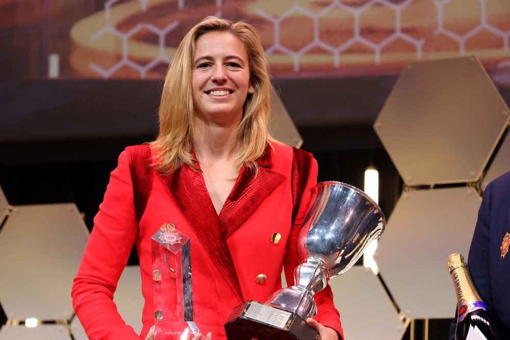 Sarah Bovy mit der Auszeichnung als "Driver of the Year" (Bild: Jacques Letihon)