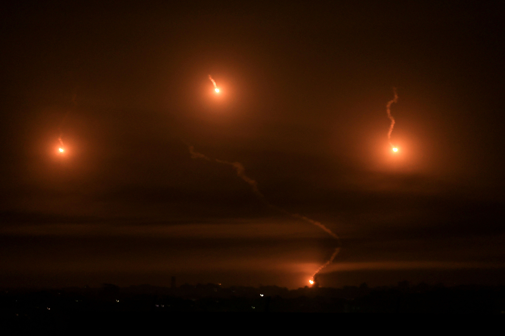 Israelische Leuchtraketen erhellen den Himmel über Khan Yunis im südlichen Gazastreifen (Bild: Said Khatib/AFP)