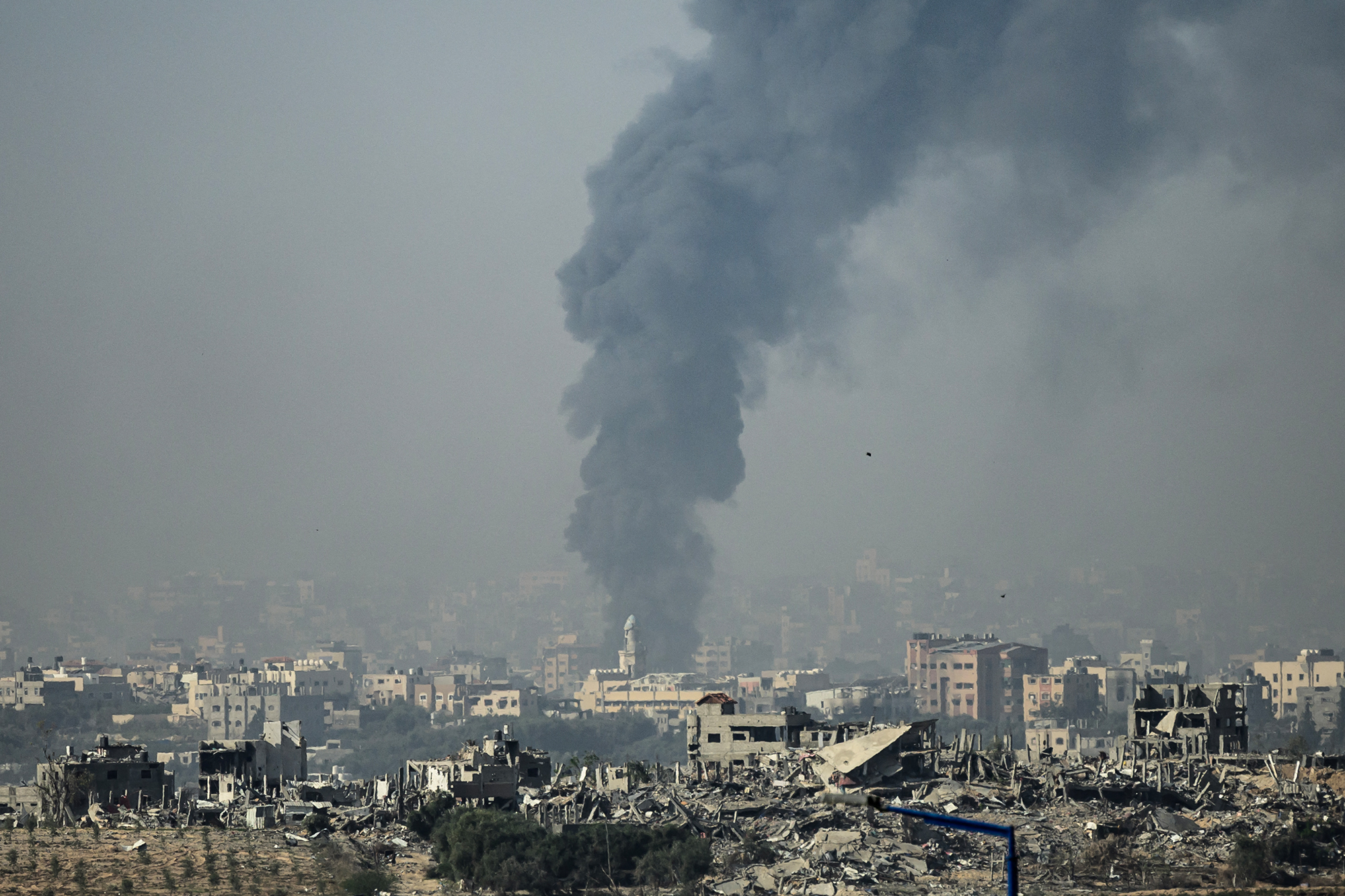 Rauch über dem Gazastreifen am Montag (Bild: John Macdougall/AFP)