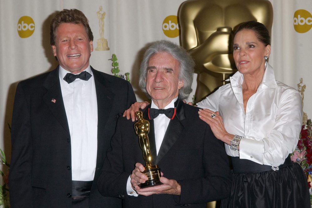 Ryan O'Neal, Regisseur Arthur Hiller und Filmpartnerin Ali MacGraw (Bild: Chris Delmas/AFP)