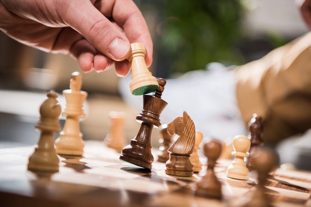 Mann spielt Schach