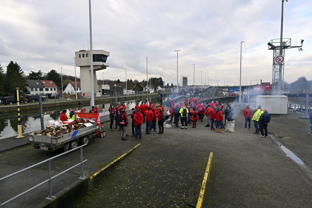 Streik der Schleusenwärter am Albertkanal in Wijnegem (Bild: Eric Lalmand/Belga)