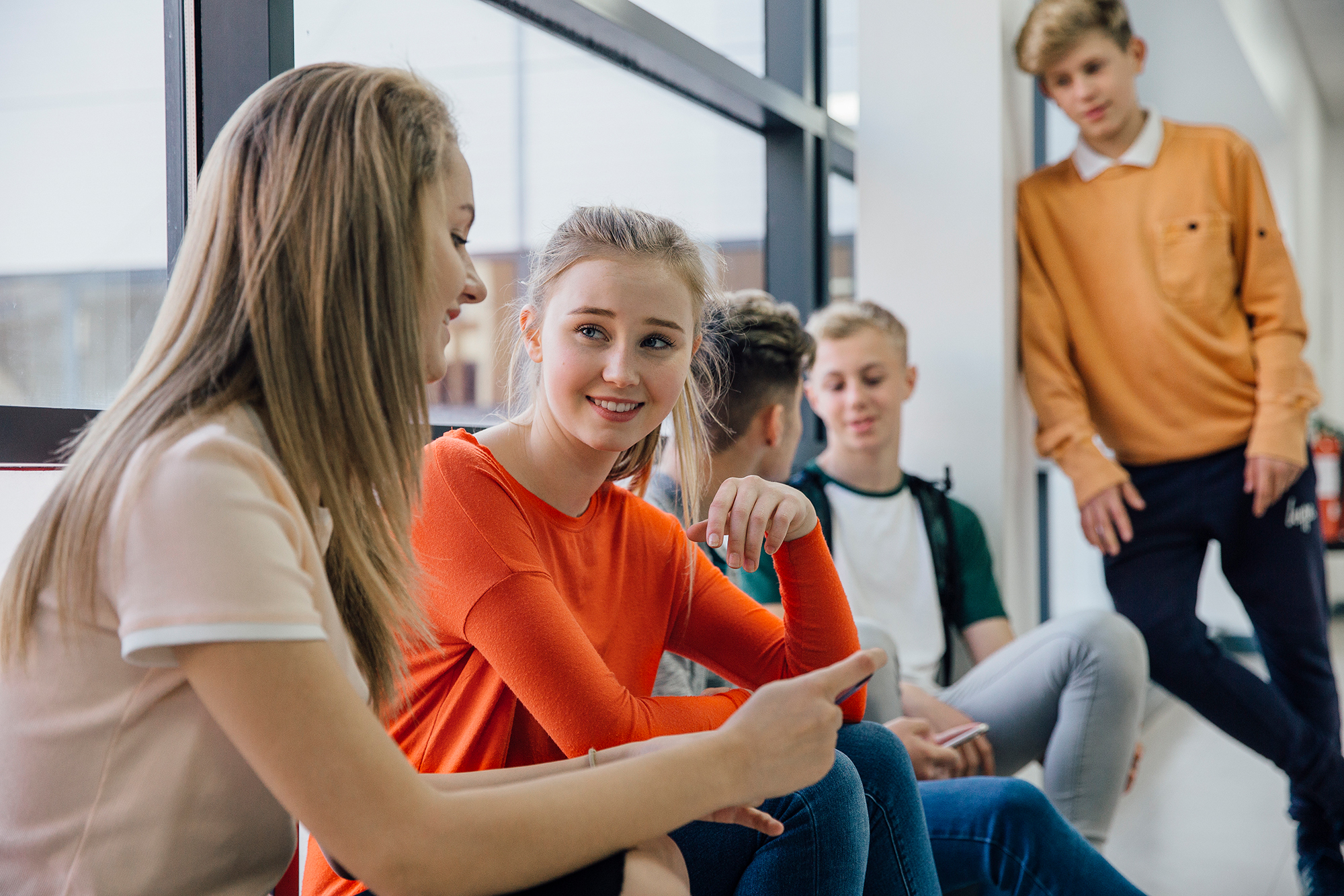 Schüler in der Mittagspause mit Smartphone