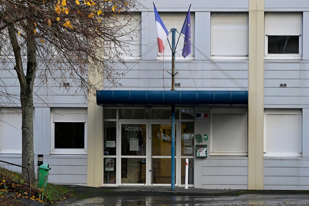 Der Eingang der Schule "Les hautes ourmes" im westfranzösischen Rennes, wo eine zwölfjährige Schülerin eine Lehrerin mit einem Messer bedrohte (Bild: Damien Meyer/AFP)