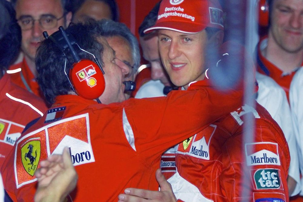 Michael Schumacher mit Ferrari-Teamchef Jean Todt in Monza 2000 (Bild: Patrick Hertzog/AFP)