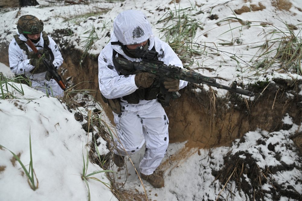 Training des ukrainischen Militärs in Schnee-Tarnanzügen