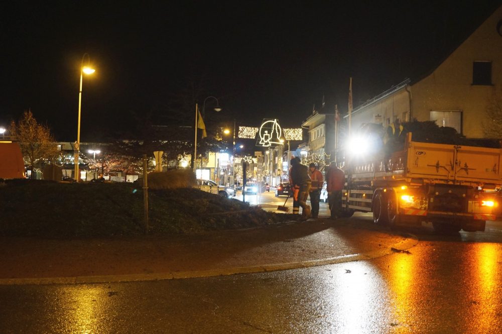 Mitarbeiter des Bauhofs entfernen am Windmühlenplatz in St. Vith die letzten Spuren des Weihnachtsbaums (Bild: Stephan Pesch/BRF)