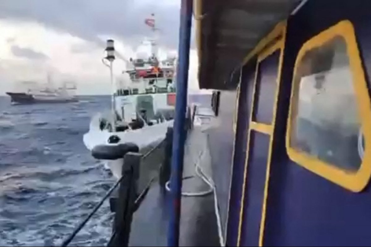 Ein von der philippinischen Küstenwache (PCG) veröffentlichtes Video zeigt ein Schiff der chinesischen Küstenwache, das angeblich das gecharterte Versorgungsboot Unaizah Mae 1 rammt (Bild: Handout Philippine Coast Guard (PCG)/AFP)