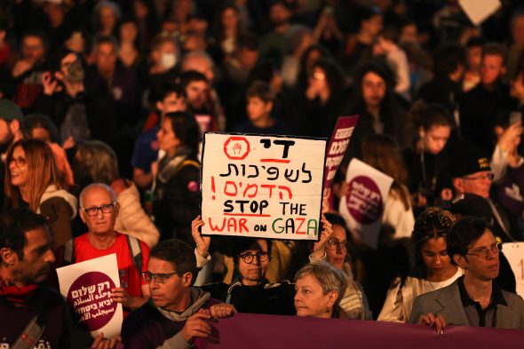 Demonstration gegen den Gaza-Krieg in Tel Aviv am Donnerstag (Bild: Ahmad Gharabli/AFP)