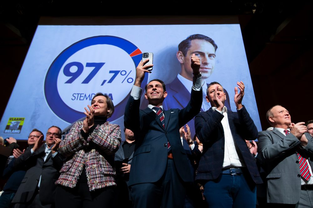 Tom Van Grieken beim Parteitag vom Vlaams Belang in Antwerpen (Bild: Kristof Van Accom/Belga)