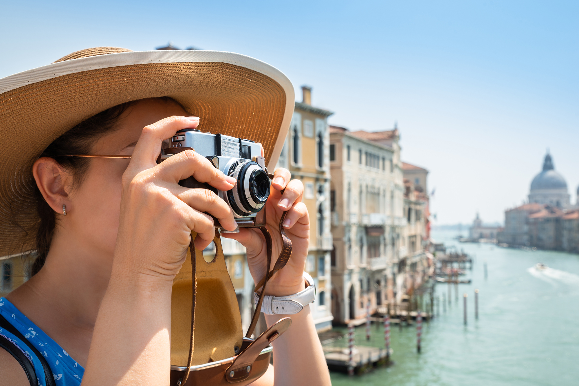 Touristin mit Fotoapparat in Venedig