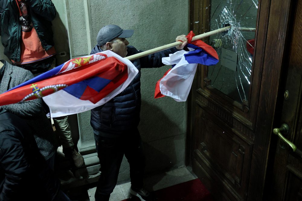 Tumulte bei Protest gegen mutmaßlichen Wahlbetrug in Belgrad (Bild: Oliver Bunic/AFP)