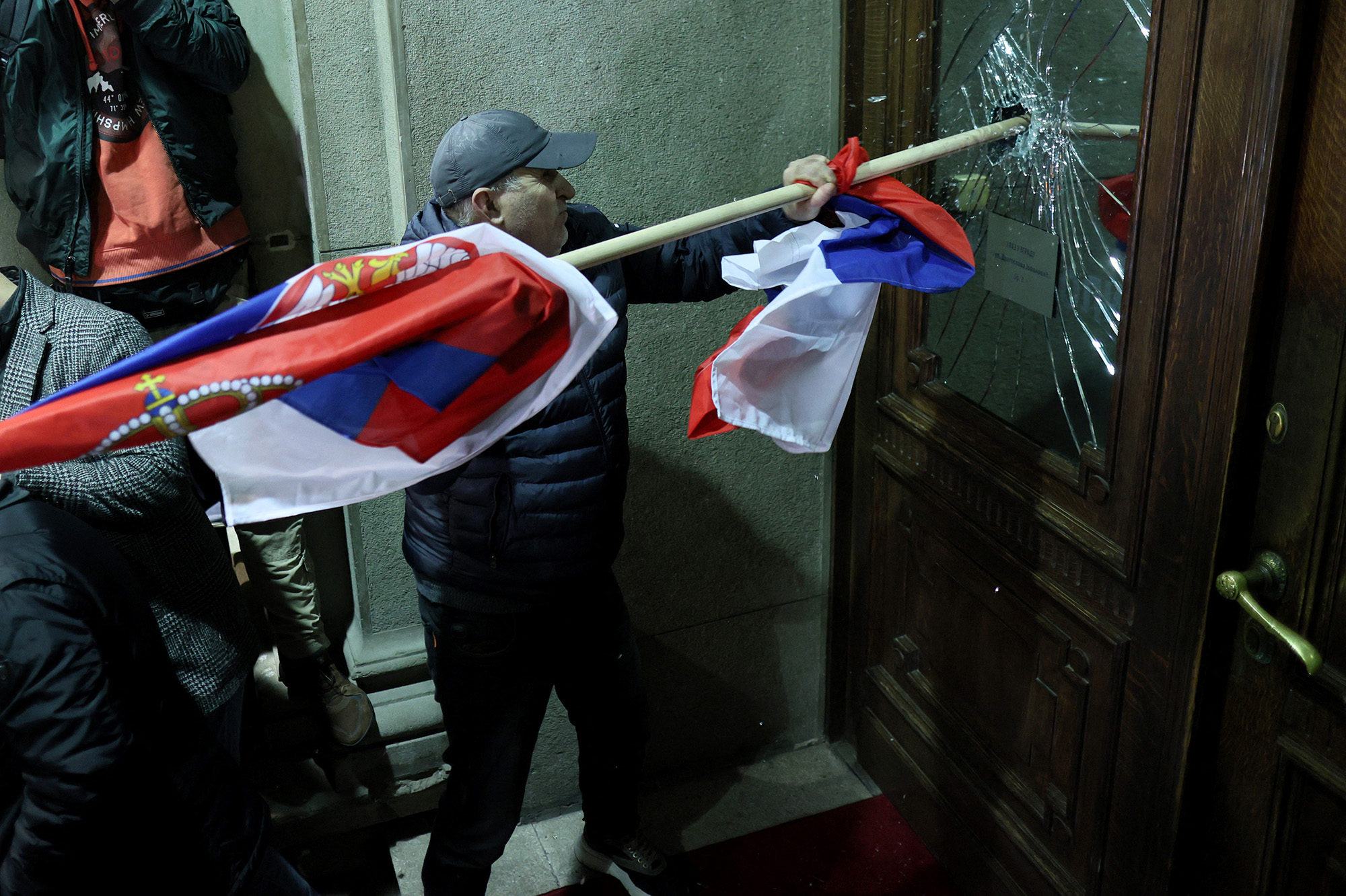 Tumulte bei Protest gegen mutmaßlichen Wahlbetrug in Belgrad (Bild: Oliver Bunic/AFP)