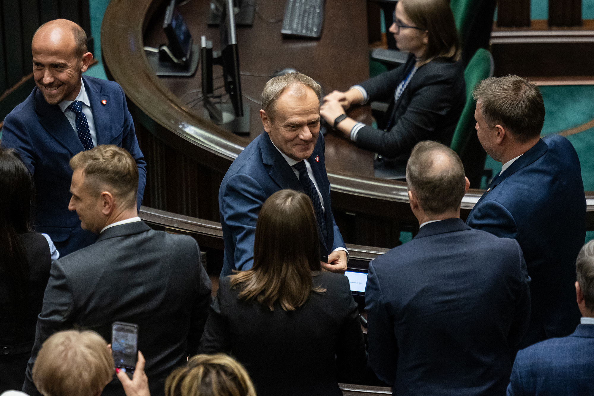 Donald Tusk (Mi.) nach der Vertrauensabstimmung im polnischen Parlament in Warschau (Bild: Wojtek Radwanski/AFP)