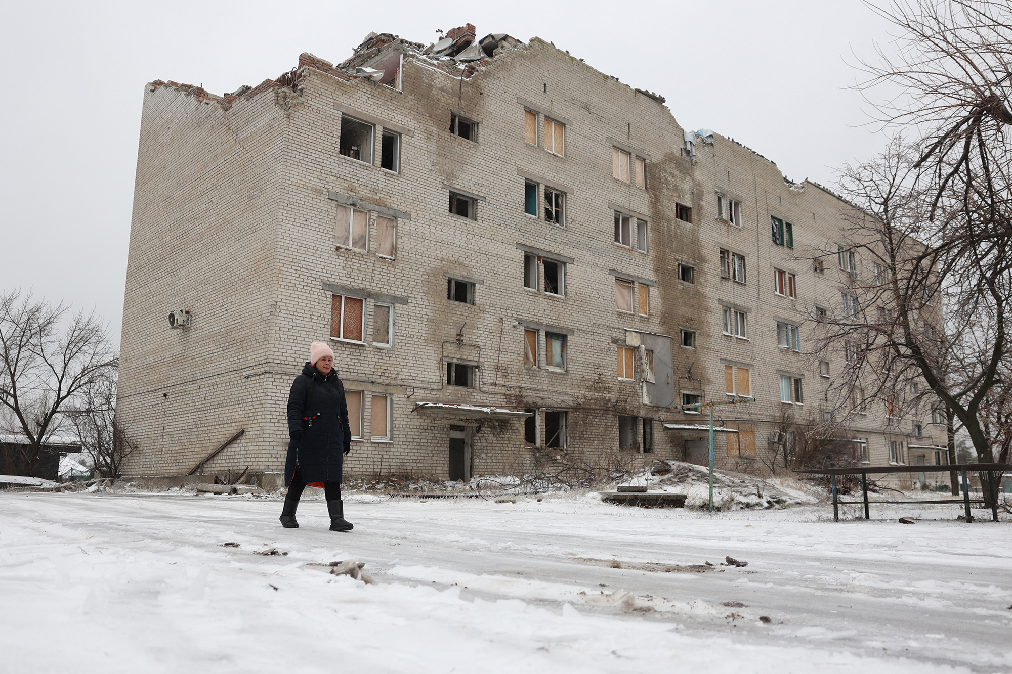 Beschädigtes Wohnhaus in der ukrainischen Stadt Lyman in der Region Donezk (Bild: Anatolii Stepanov/AFP)