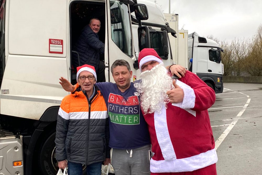 Weihnachtsmann Manuel Henkes beschenkt wieder LKW-Fahrer an Heiligabend (Bild: Achim Nelles)