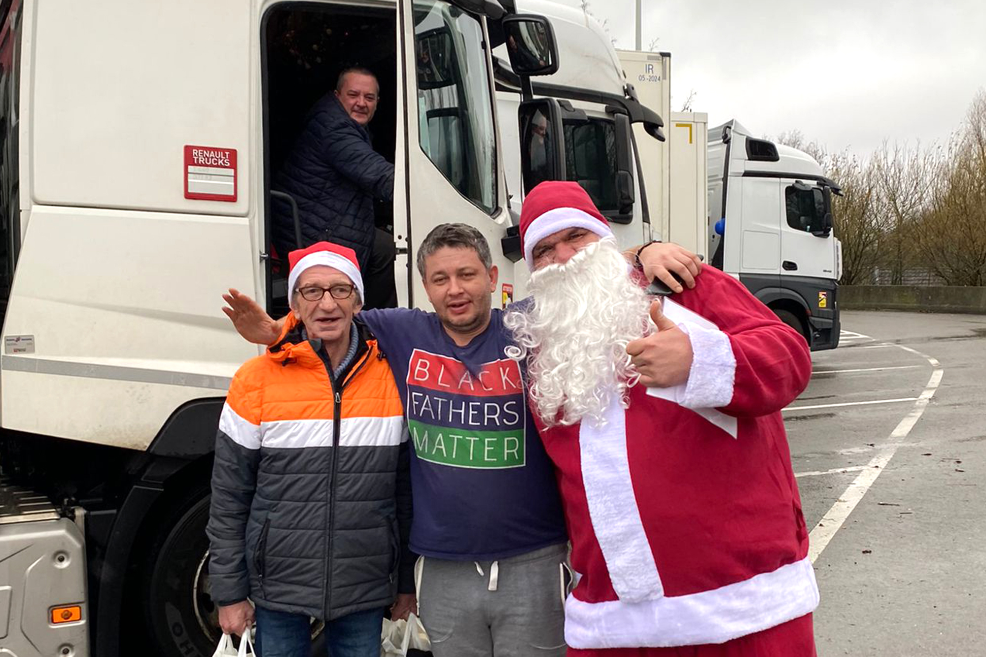Weihnachtsmann Manuel Henkes beschenkt wieder LKW-Fahrer an Heiligabend (Bild: Achim Nelles)