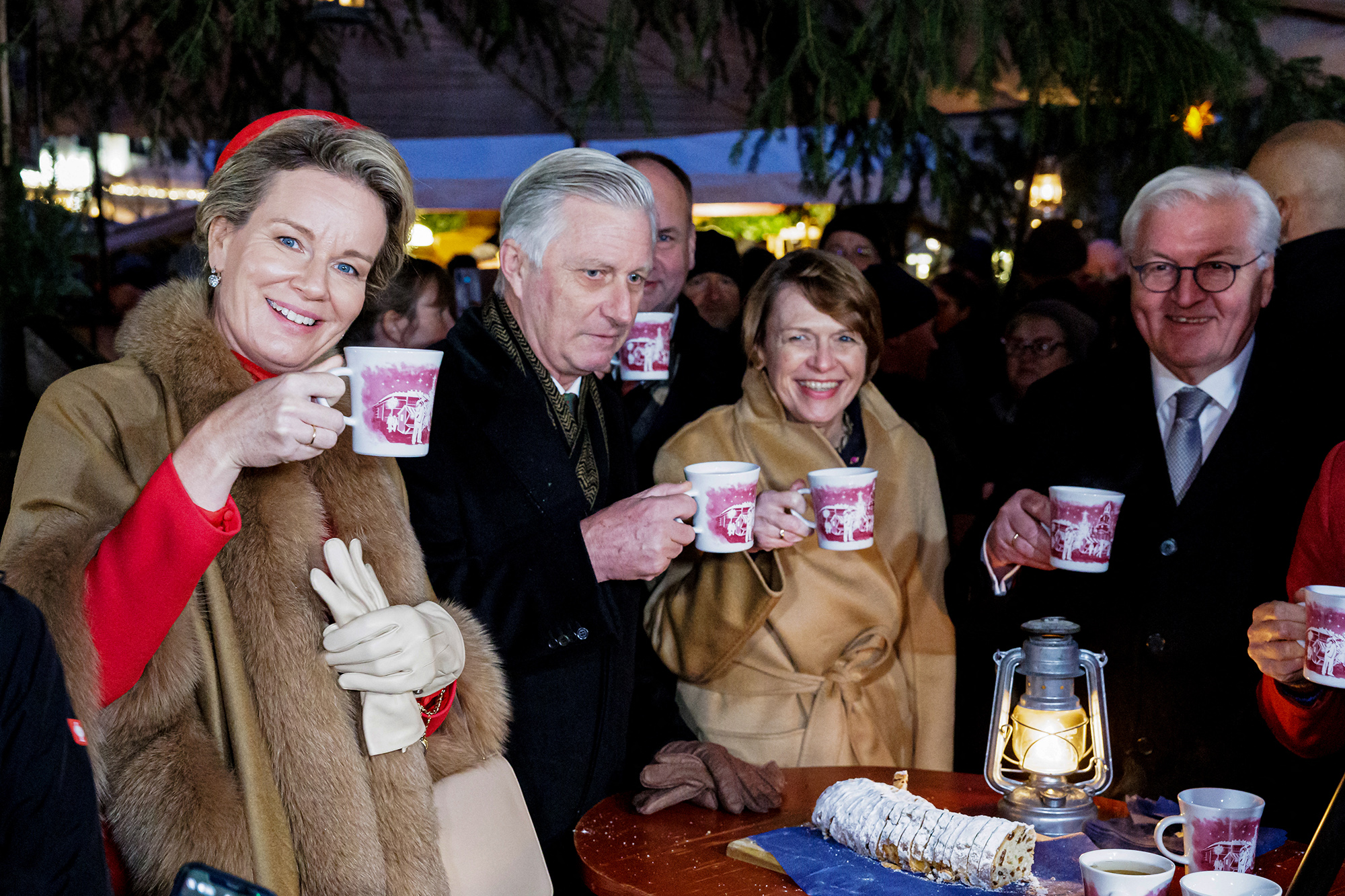 König Philippe und Königin Mathilde mit Bundespräsident Frank-Walter Steinmeier und seiner Frau Elke Buedenbender auf dem Dresdner Weihnachtsmarkt (Bild: Jens Schlueter/AFP)